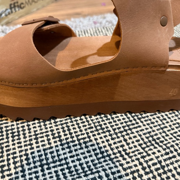 Bryr Tan Platform Sandals- Brand New. Never worn - Picture 3 of 6